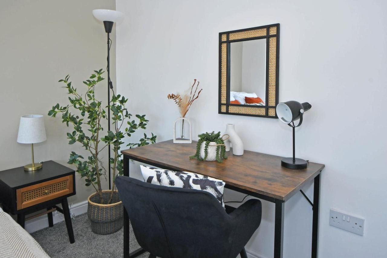 Lily House By Yourstays - Cosy 3 Bedroom House In Crewe Extérieur photo